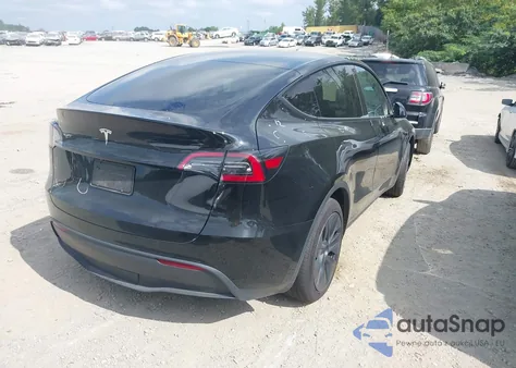 2024 Tesla Model Y Long Range Dual Motor All-Wheel Drive/Rwd z USA, uszkodzony, nr VIN 7SAYGDED7RF097412